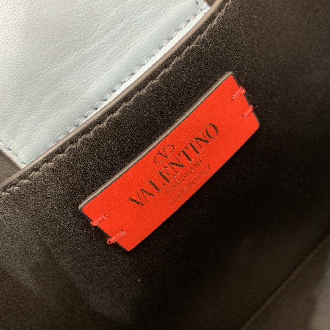 Va1e*ntin0 garavani s*pervee bag-20*19*12cm