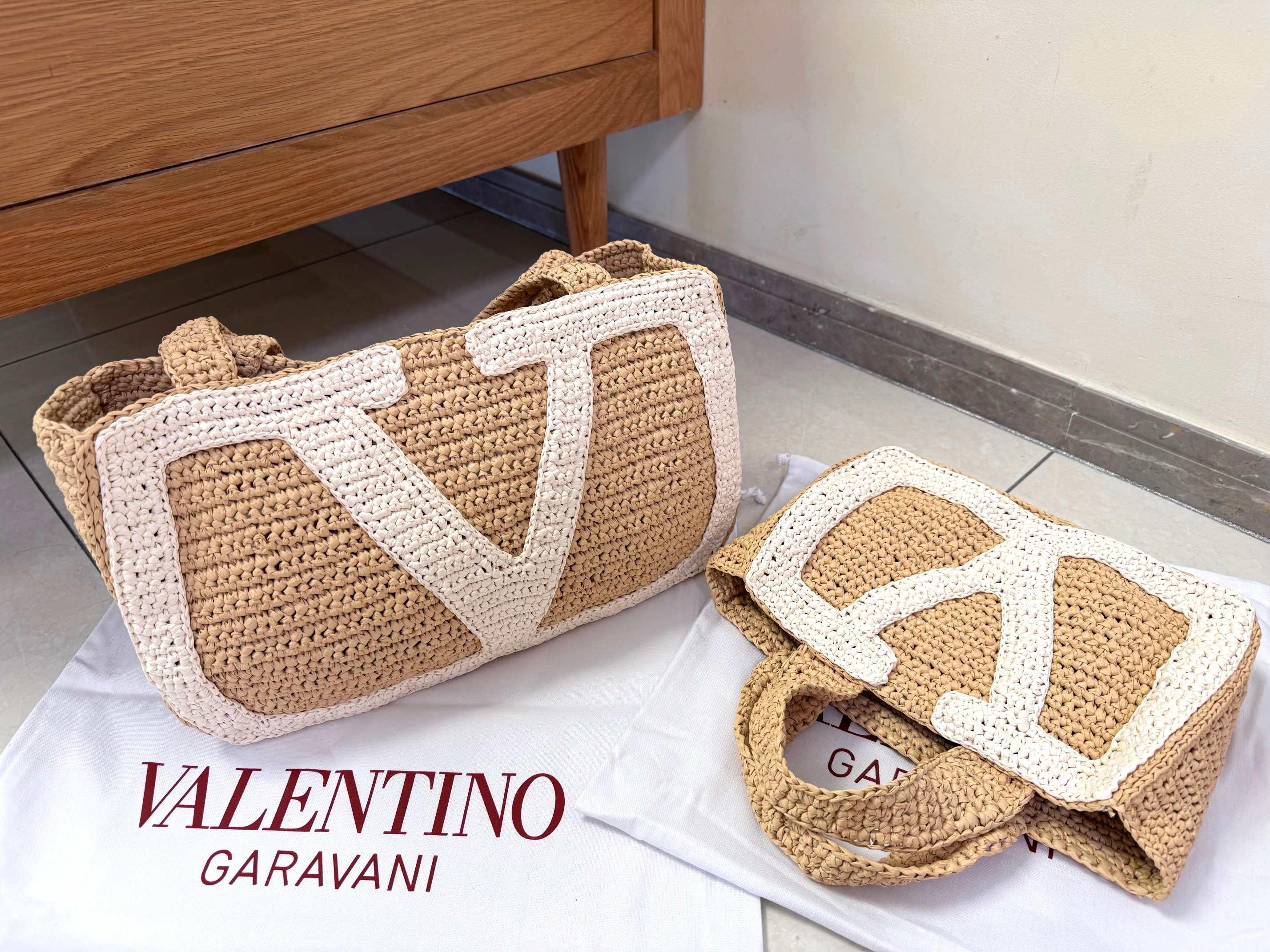Va1e*ntin0 garavani viva tote bag