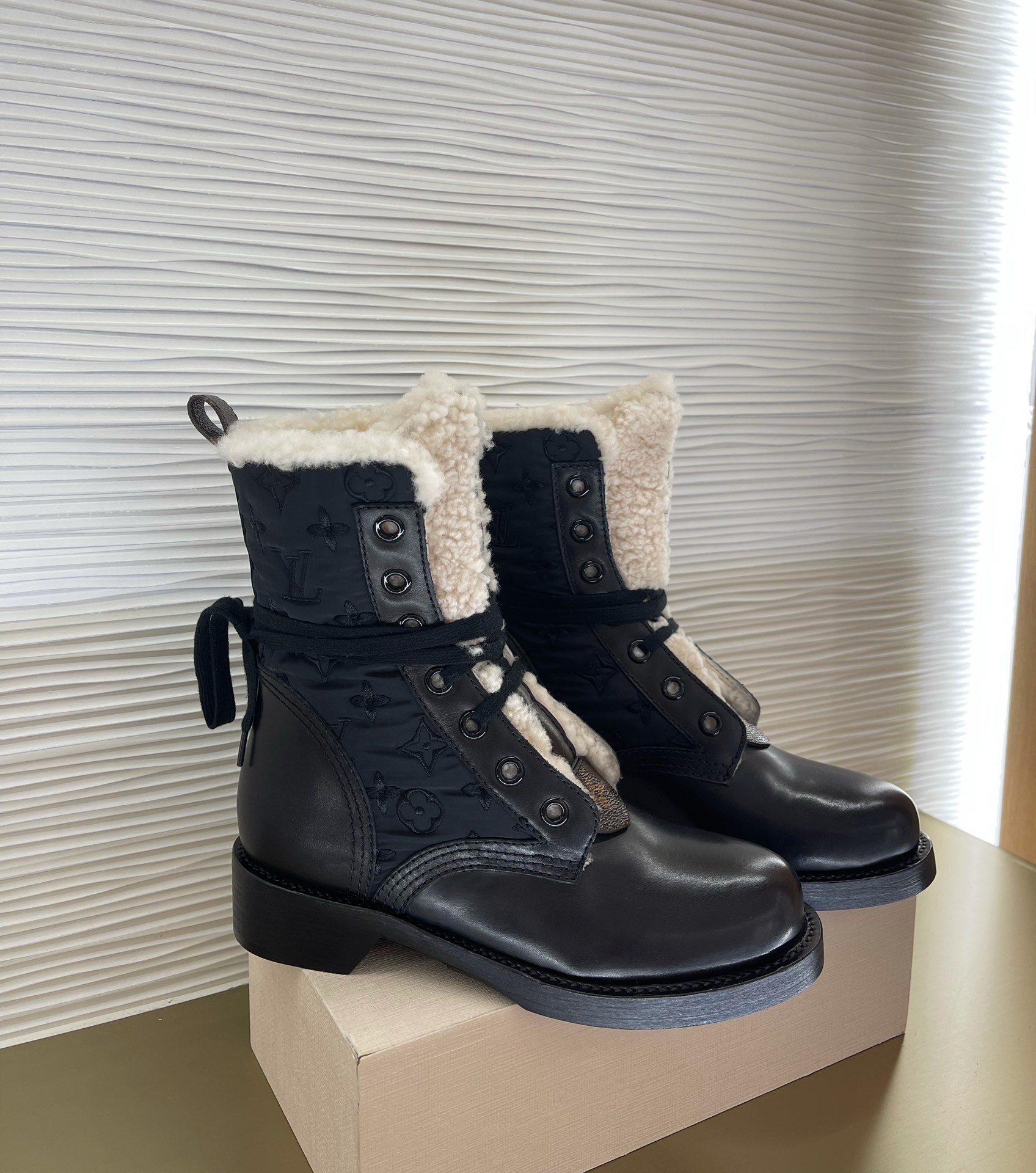 l0*is V*t0n boots