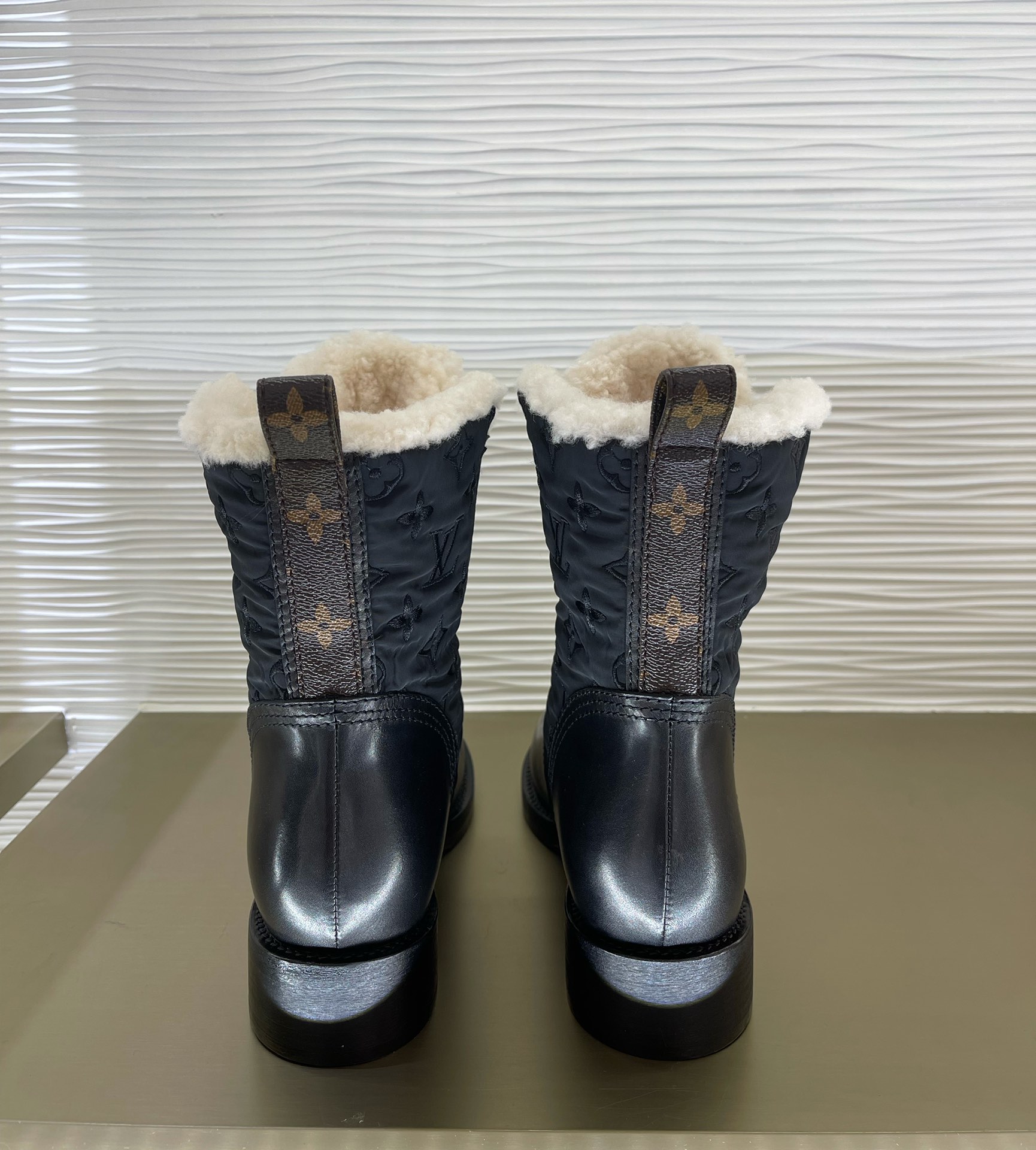 l0*is V*t0n boots