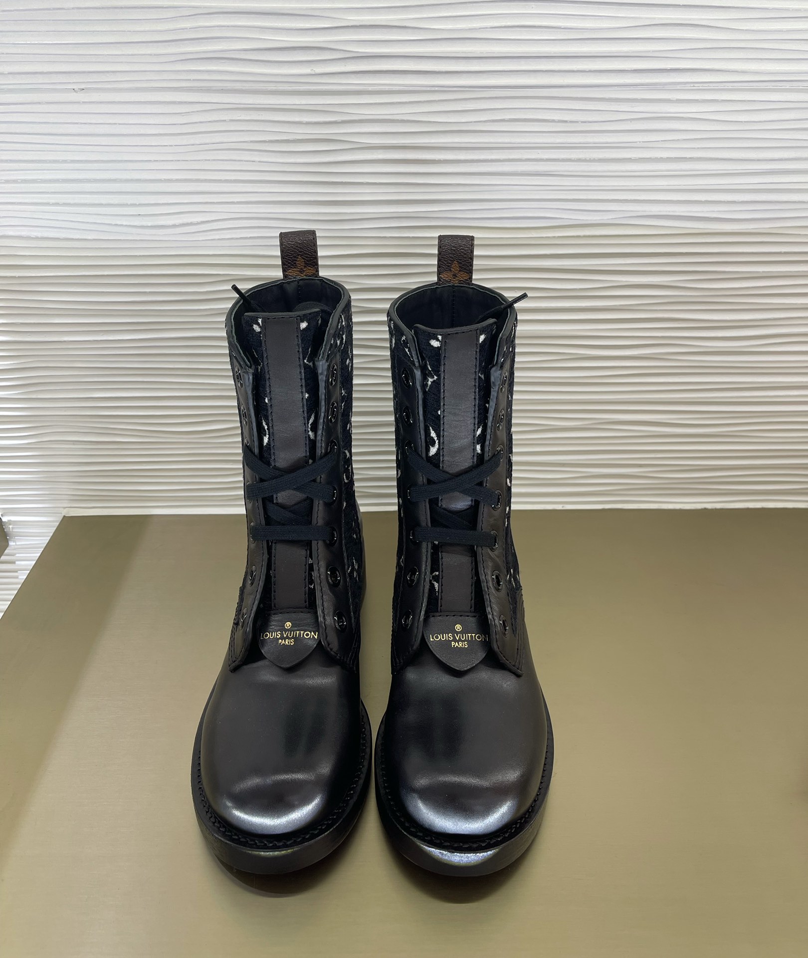 l0*is V*t0n boots