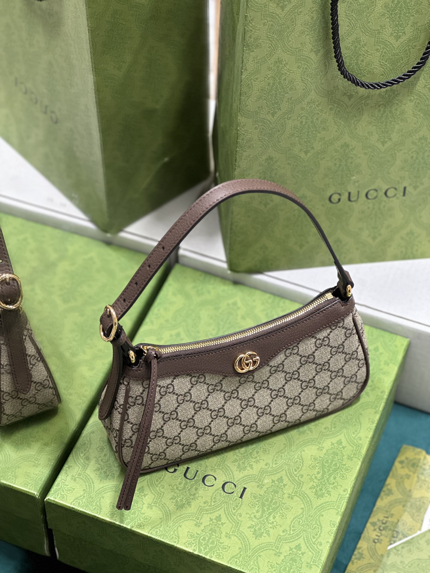 G*u*i chain bag-25*15*6cm
