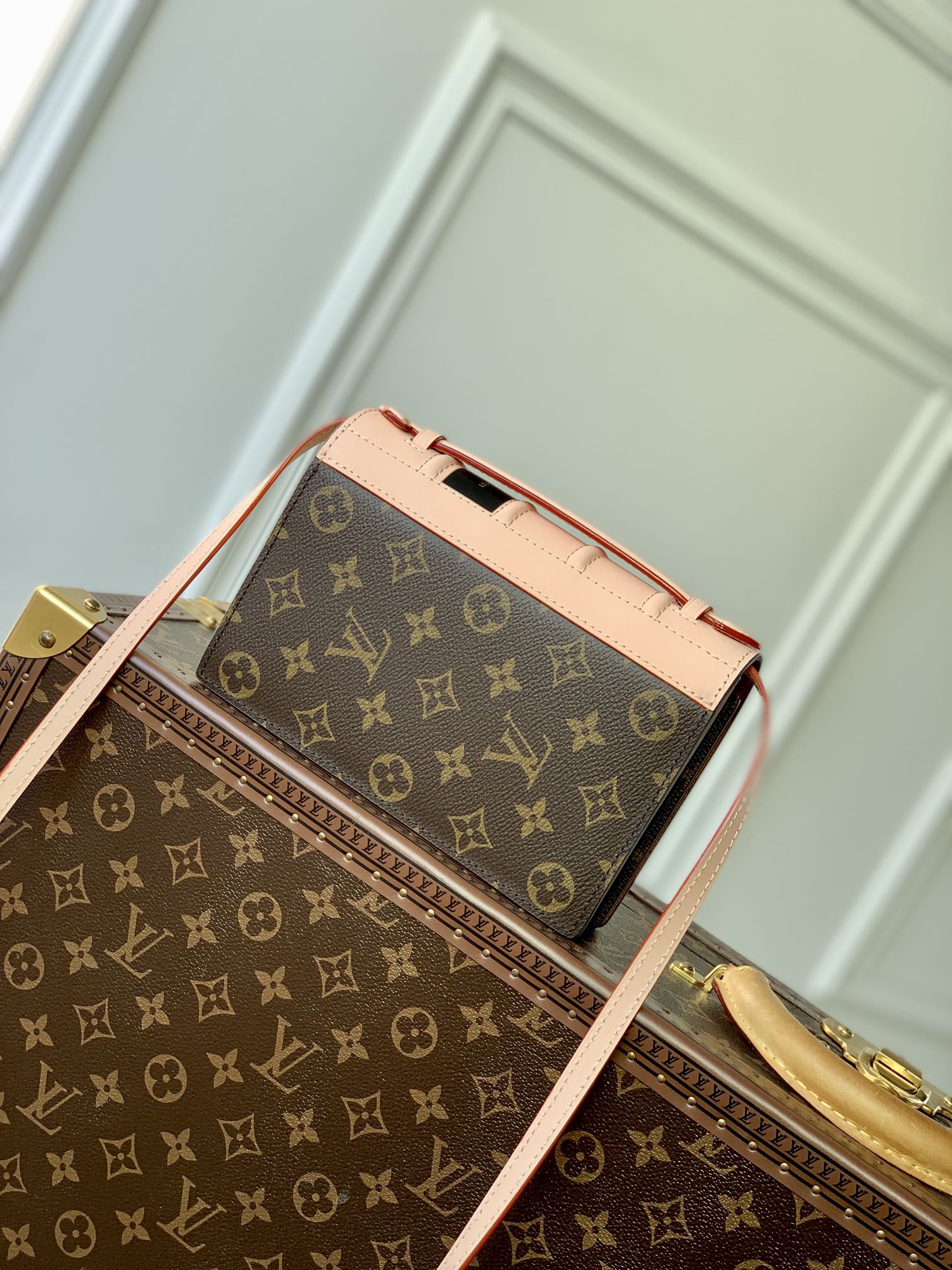 l0*is V*t0n book chain wallet-20 x 14 x 4cm