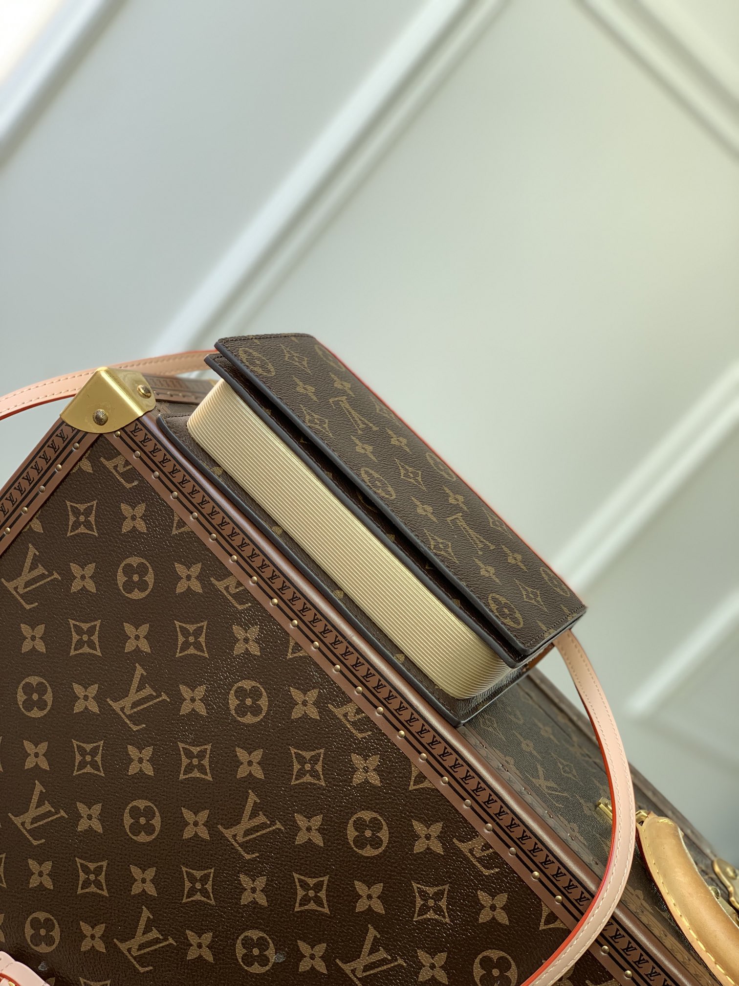 l0*is V*t0n book chain wallet-20 x 14 x 4cm
