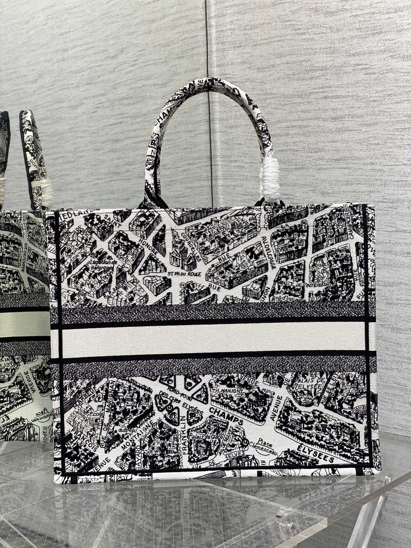 D*or book tote