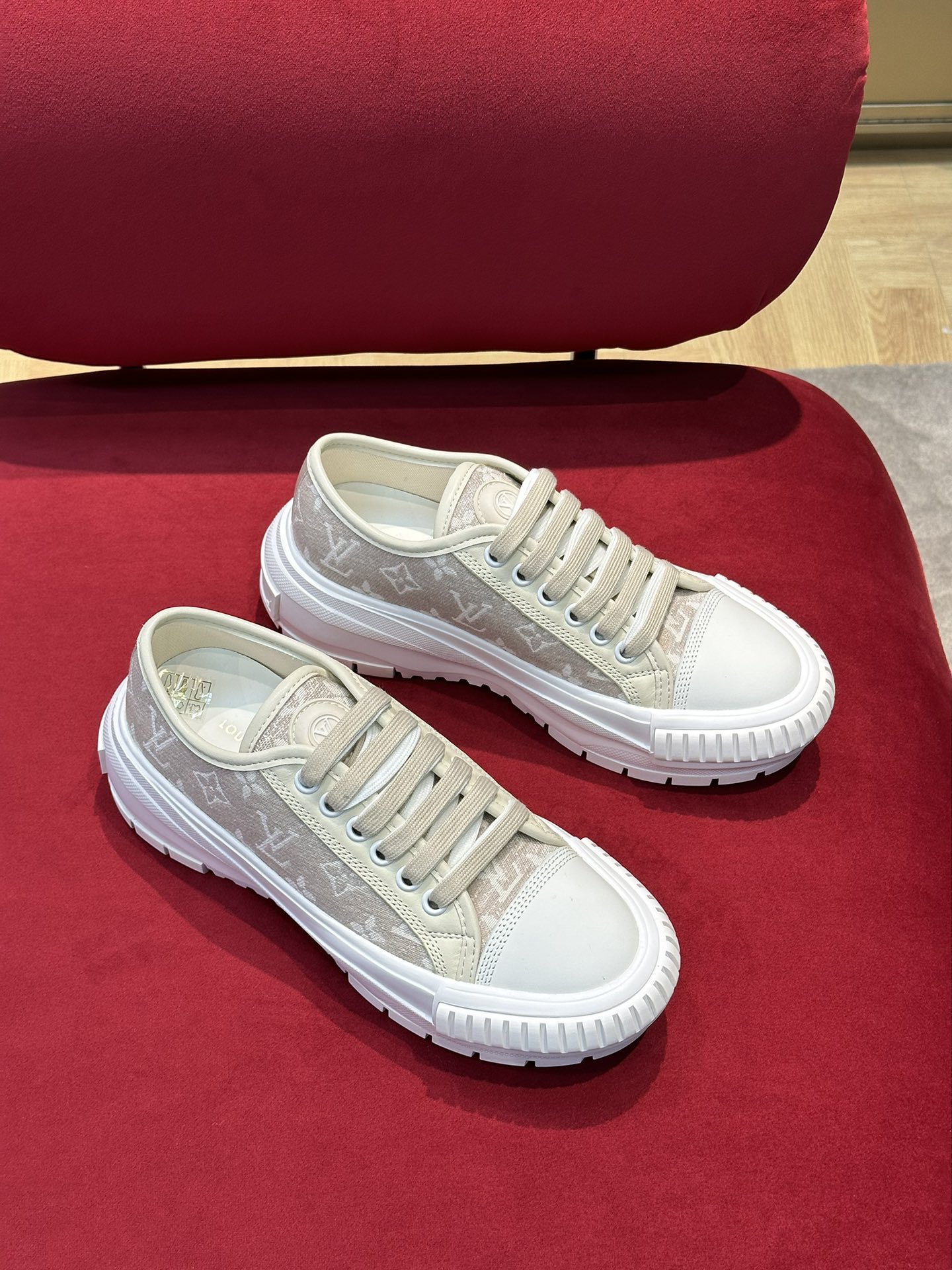 l0*is V*t0n squad sneaker