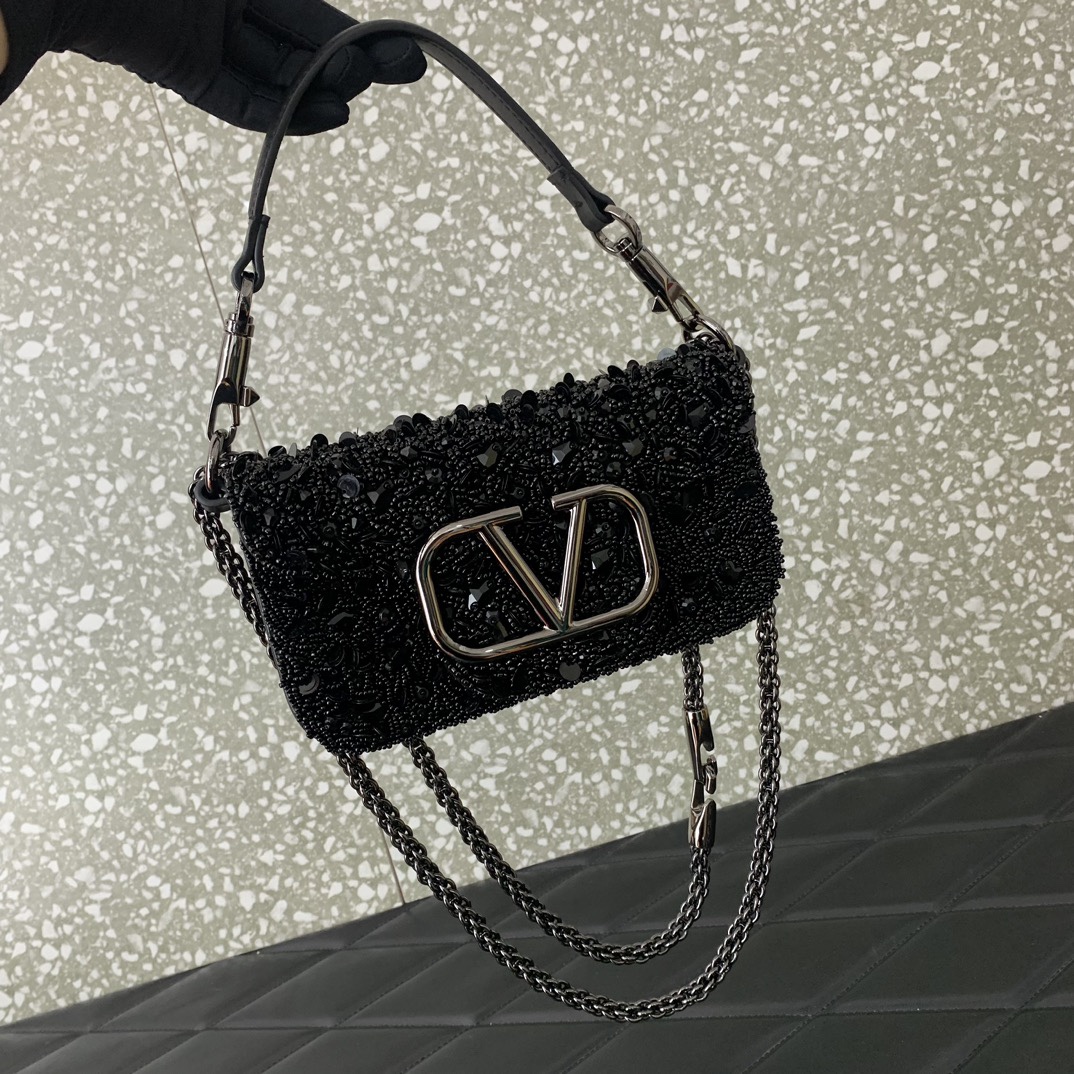 Va1e*ntin0 garavani mini loc-19✖️10.5✖️5cm