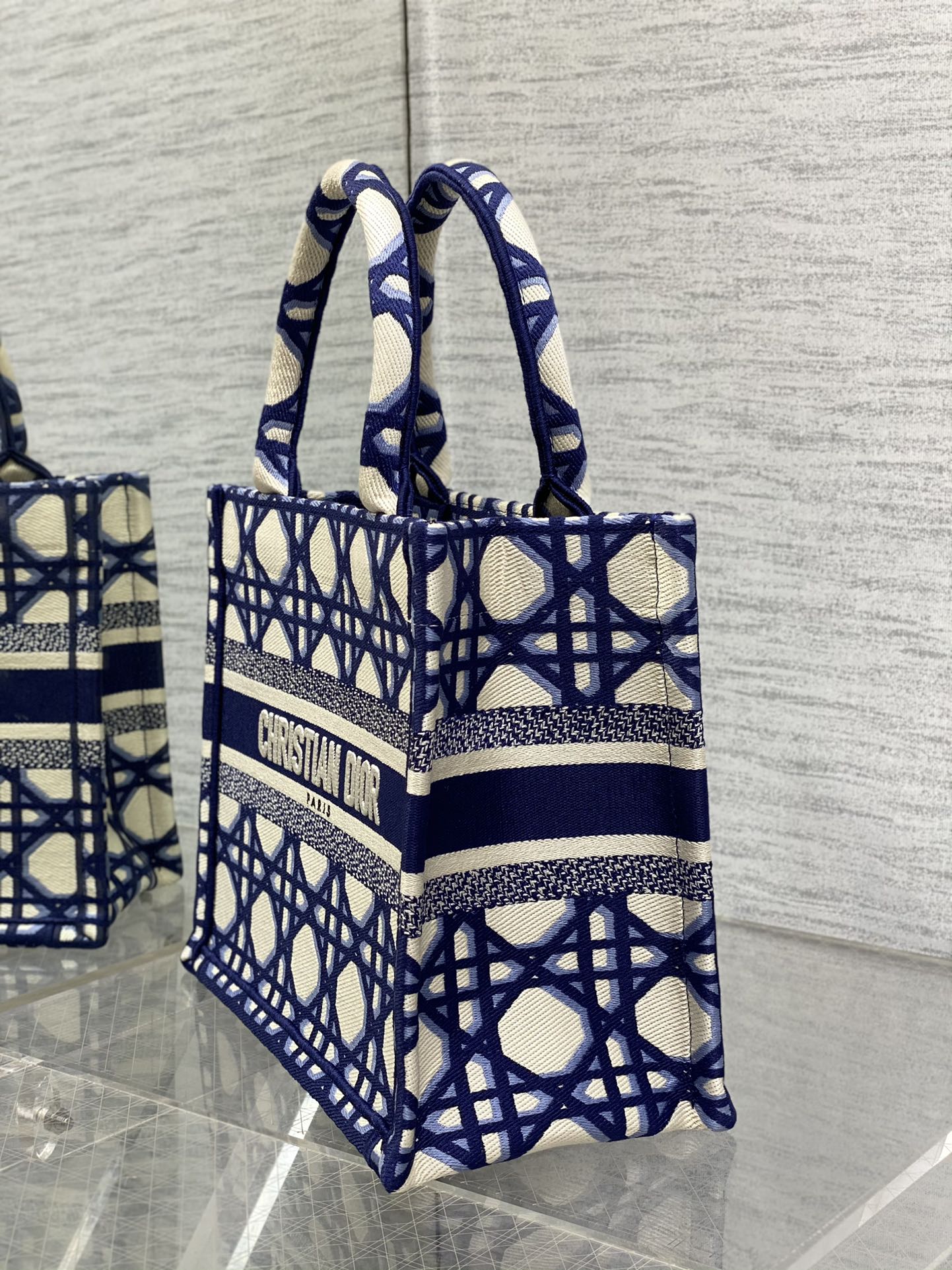 D*or book tote