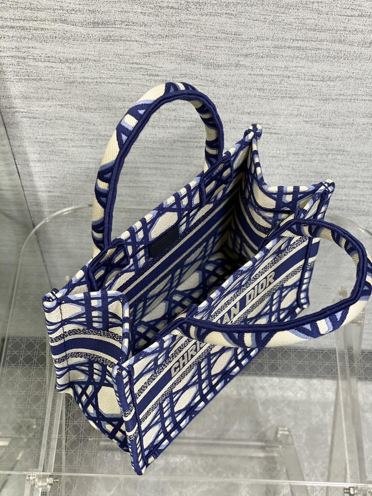 D*or book tote