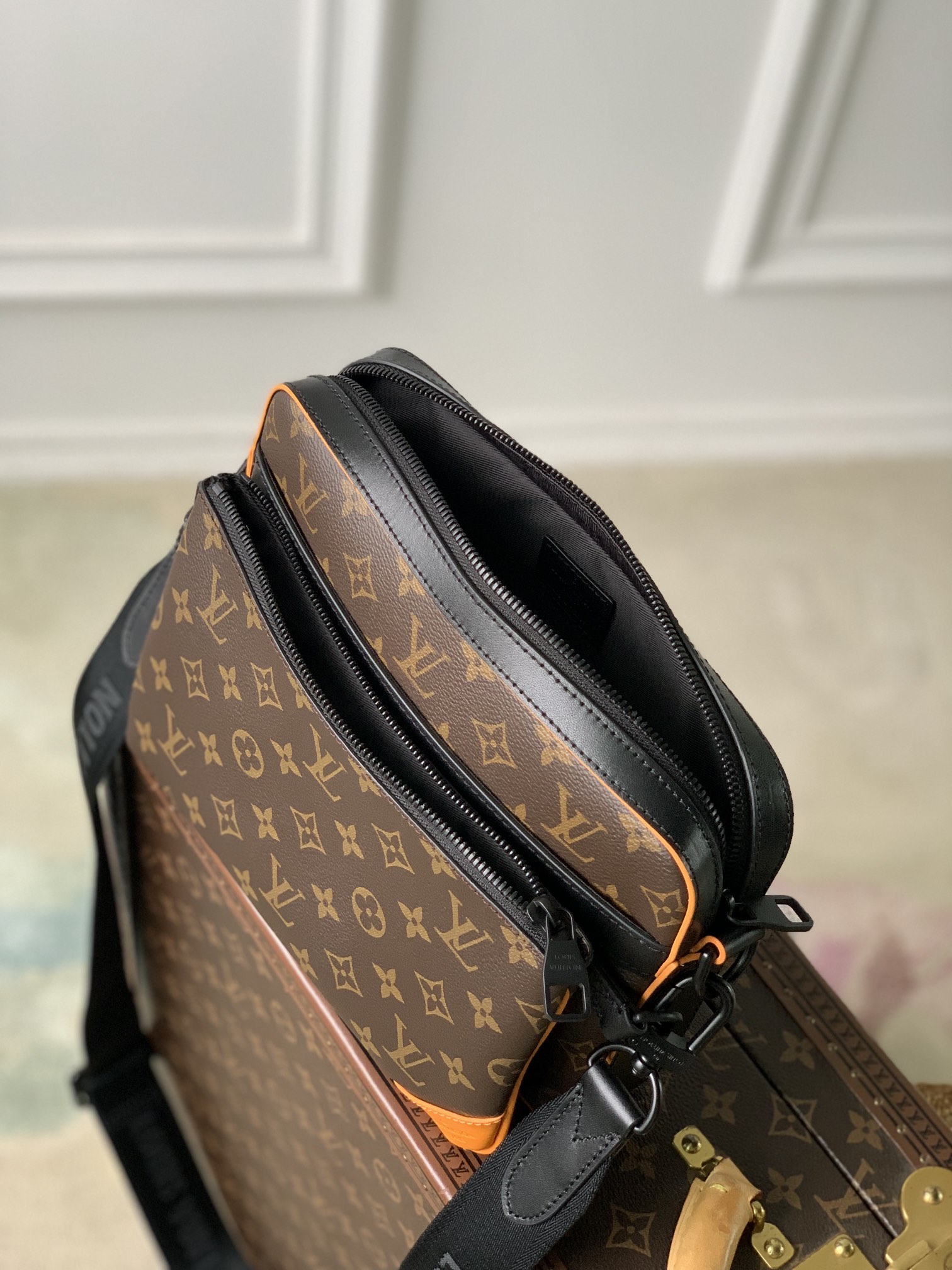 l0*is V*t0n trio messenger bag -m22481-25 x 18.5 x 7cm