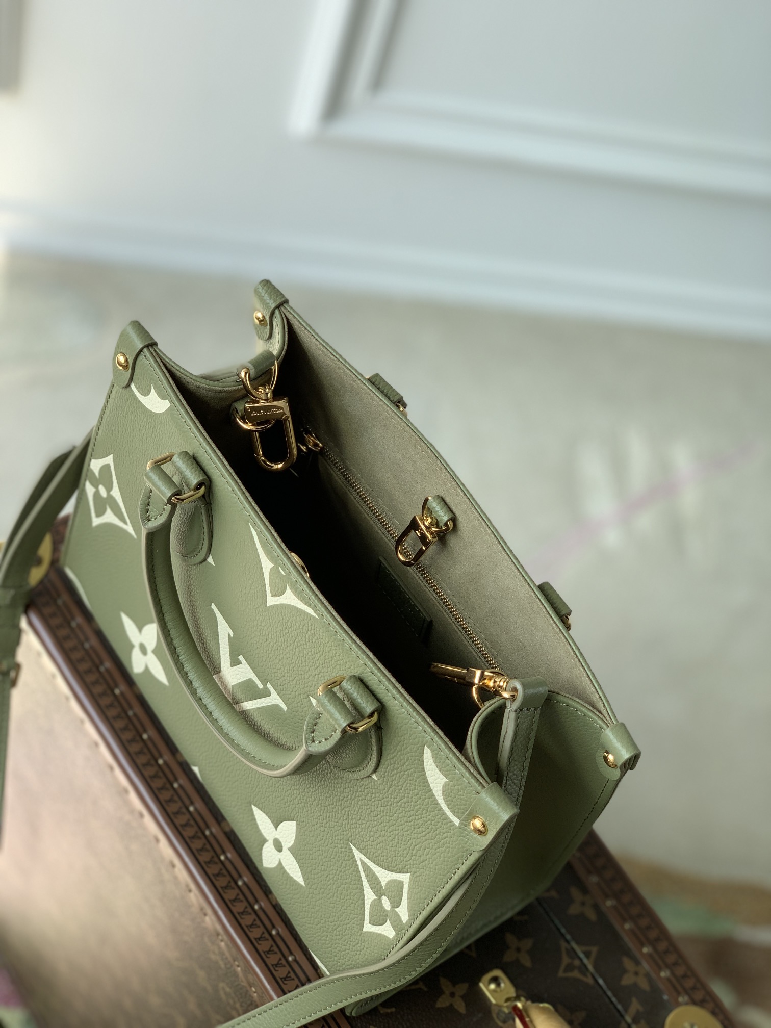 l0*is V*t0n onthego handbag- m21732-25*19*11.5 cm