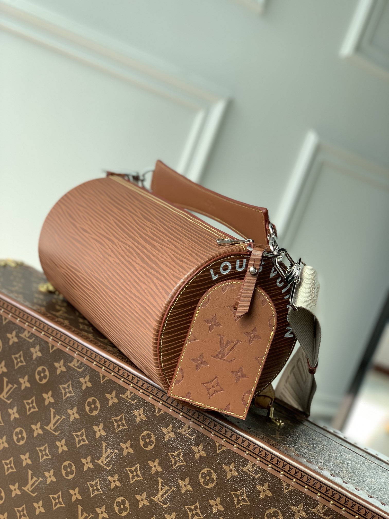 l0*is V*t0n soft polochon bag m46692-27x 15x 15cm