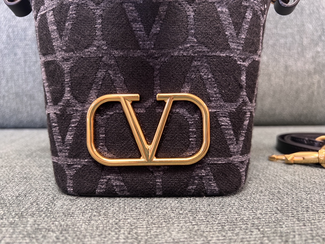 Va1e*ntin0 garavanivlogo signature bag-12*18*10cm