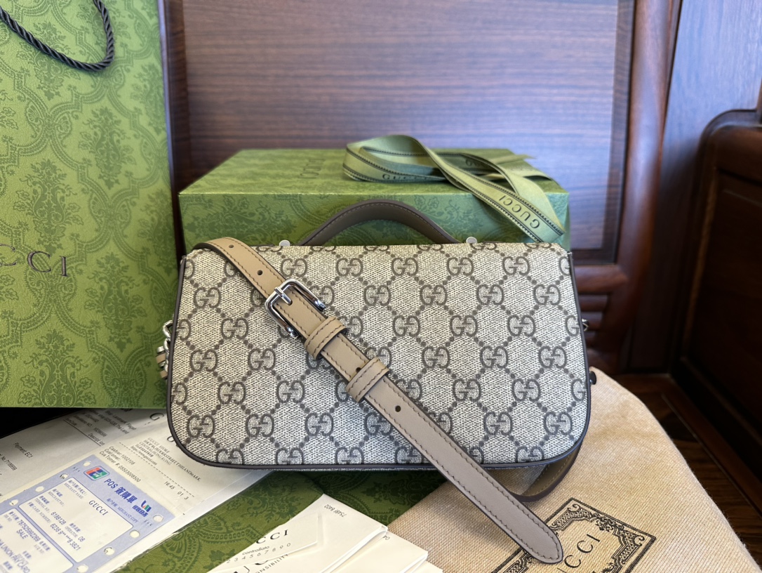 g*u*i gg S*p*e bag-21*10*5cm