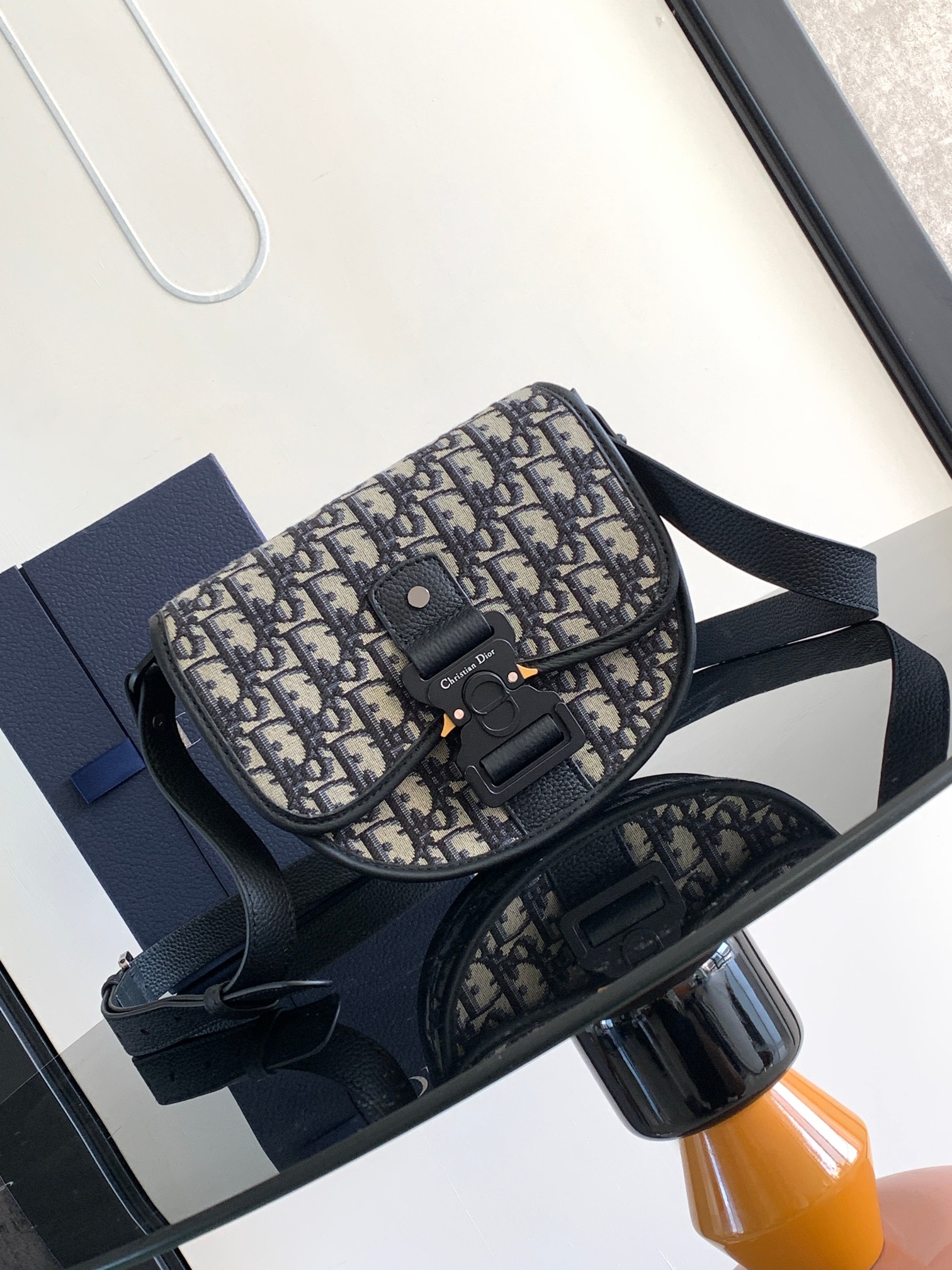 D*or gallop messenger bag-20.5 x 16 x 5cm