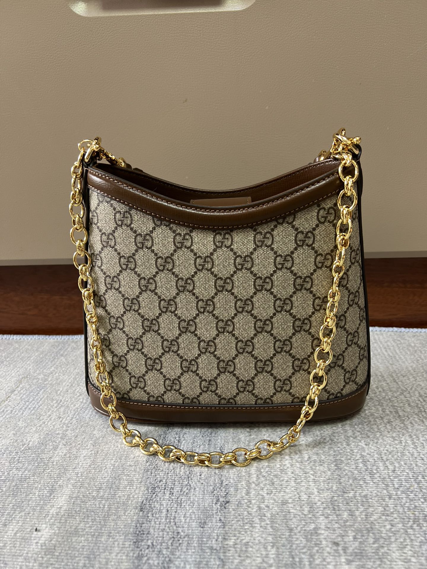 G*u*i tote 2023-25x 21x 9cm