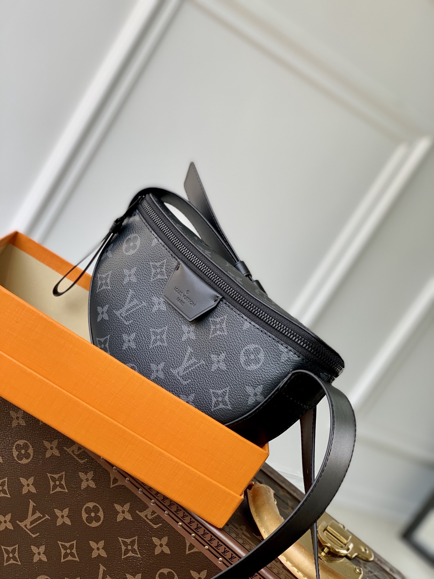 l0*is V*t0n moon crossbody bag-24.5 x 16 x 4.55cm