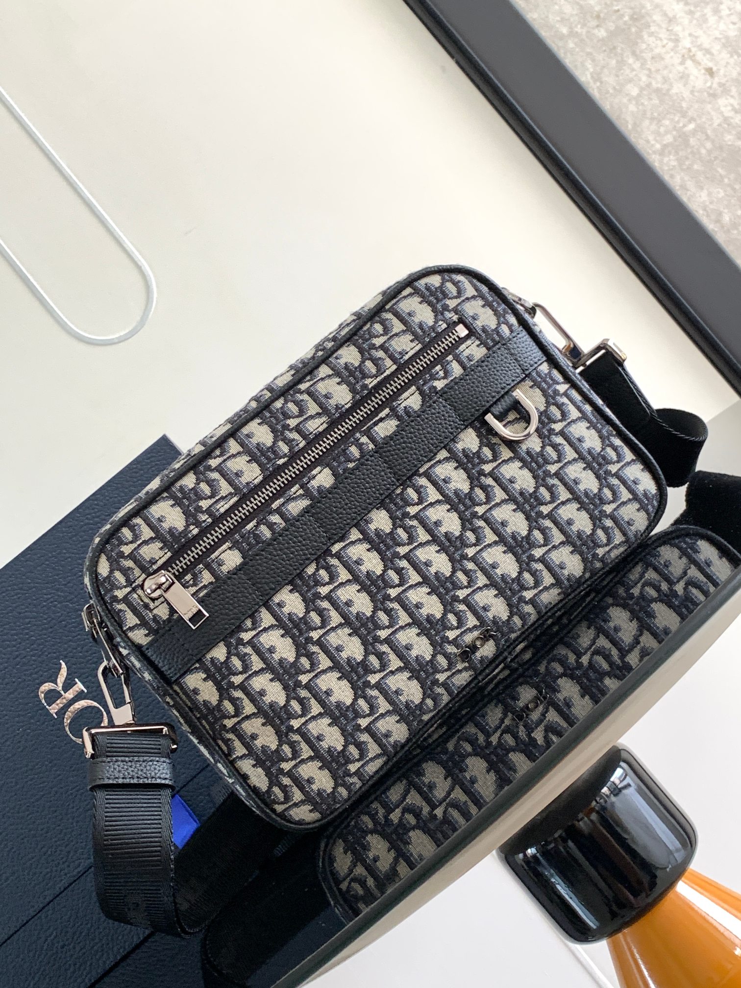 D*or safari messenger bag-26 x 17 x 7cm