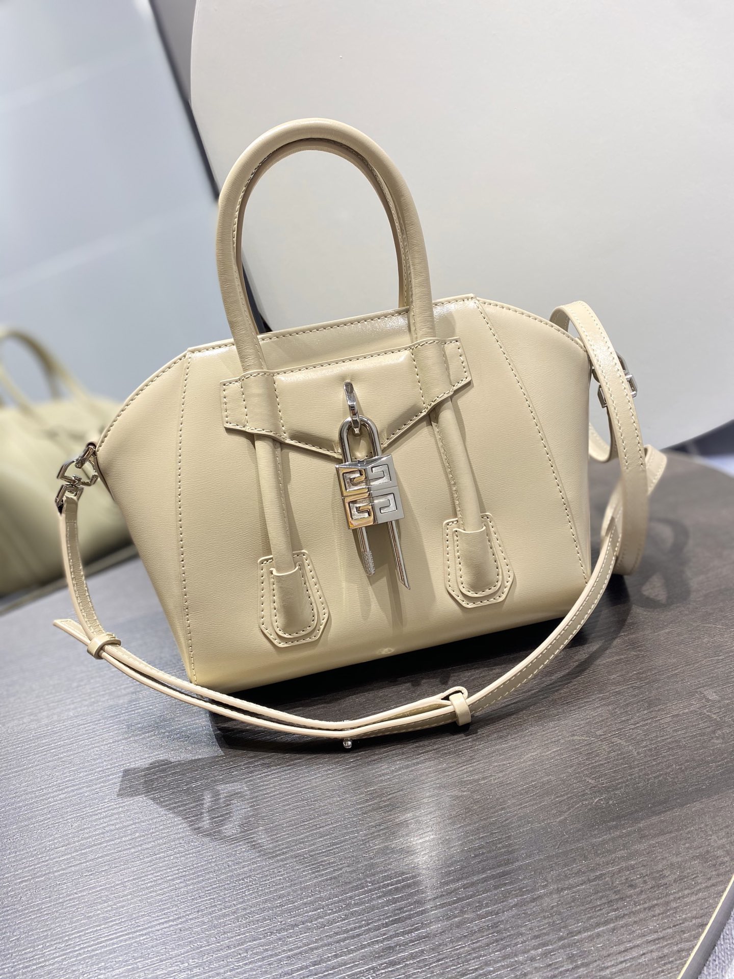 G1uenchy antigona tote-22*20*13cm