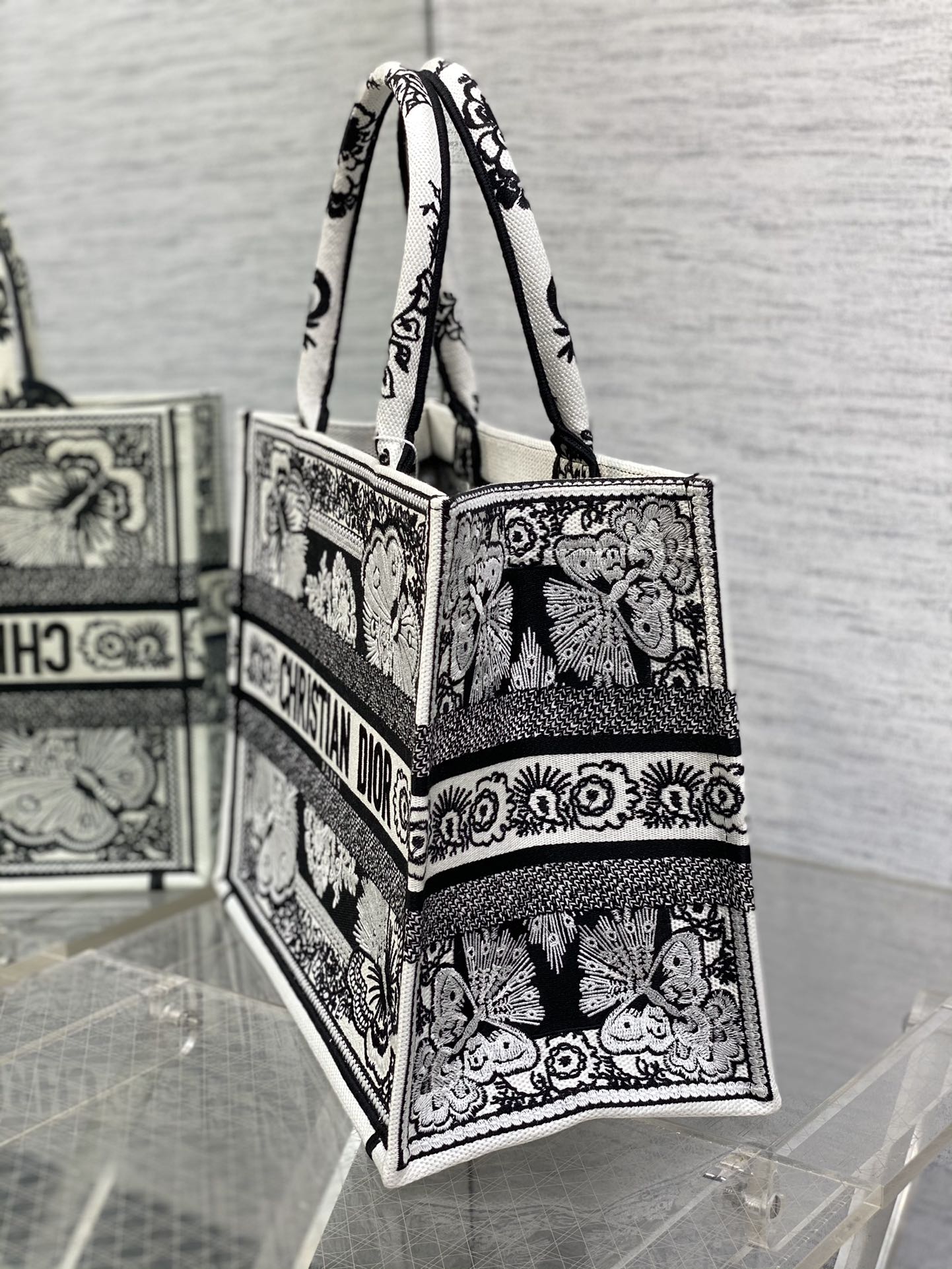 D*or small book tote-36.5cm