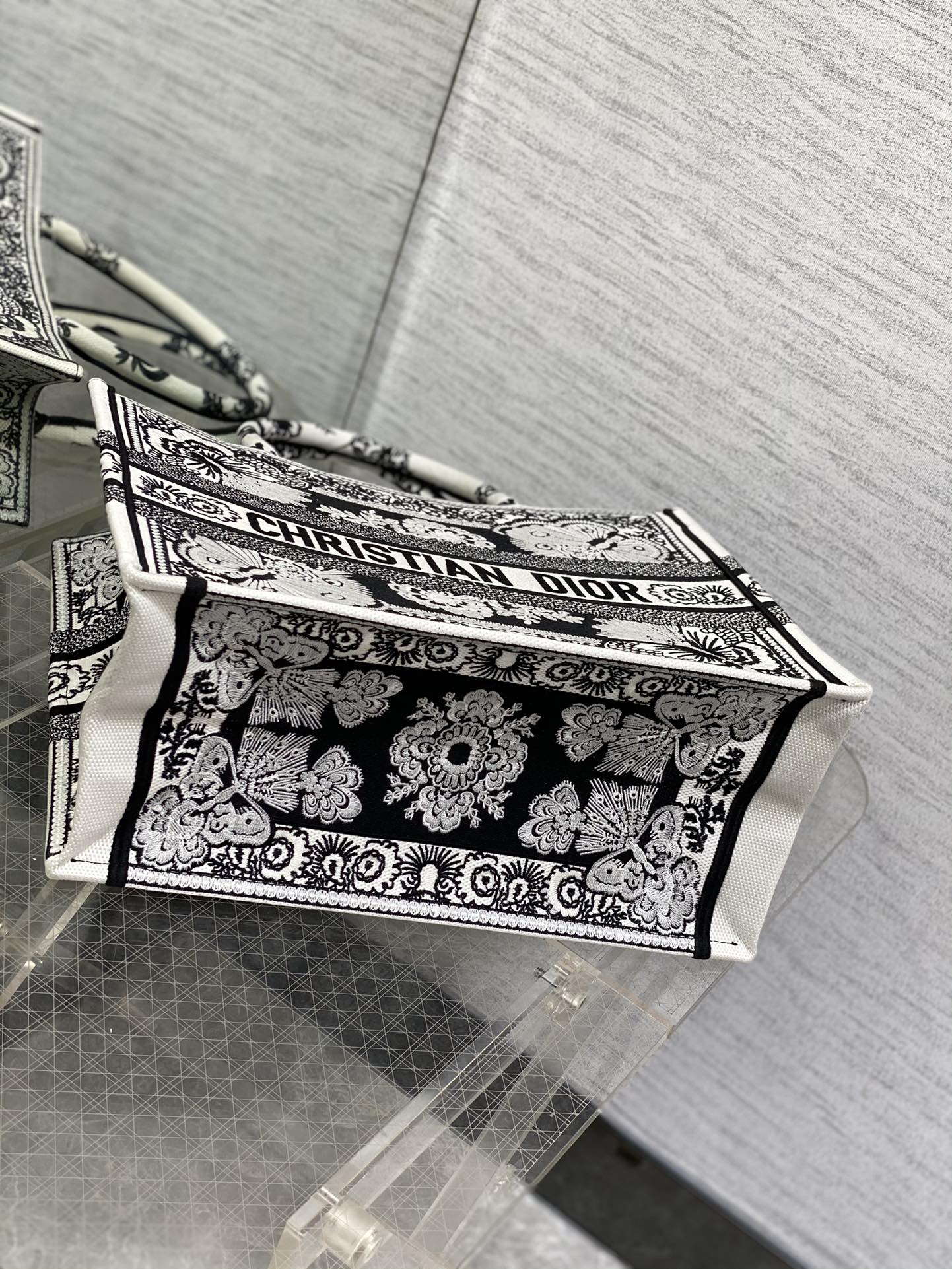 D*or small book tote-36.5cm