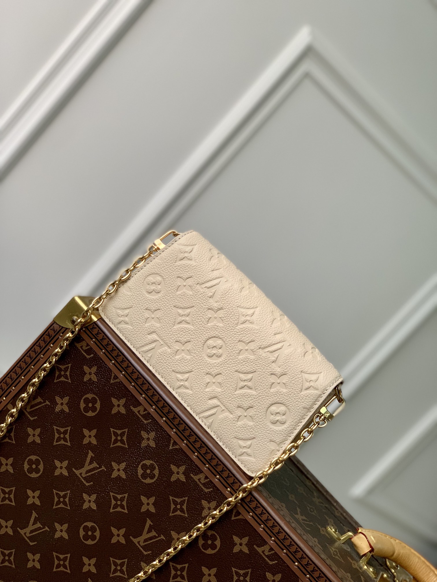 l0*is V*t0n wallet on chain-22 x 15 x 5.5cm
