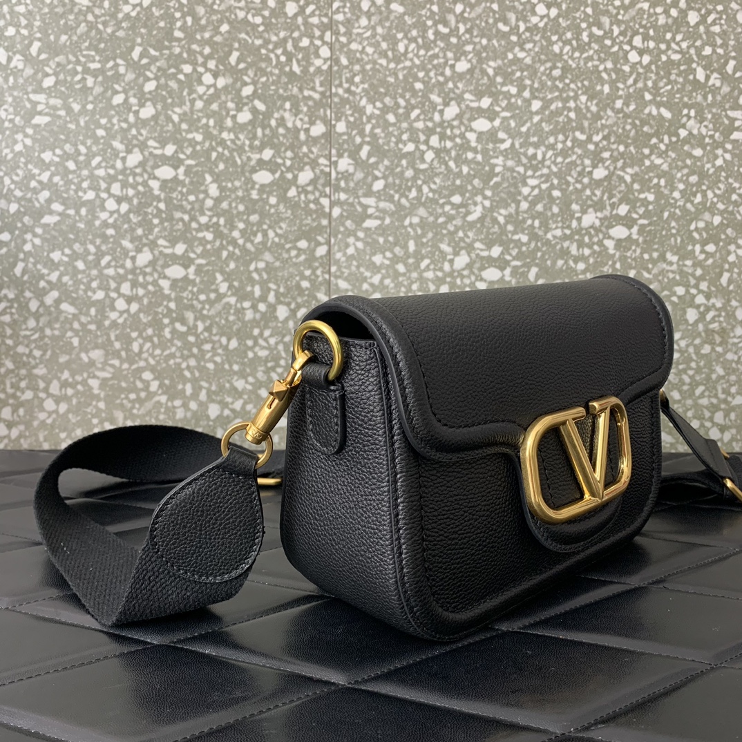 Va1e*ntin0 garavani allnite bag-23.5✖️18✖️8cm