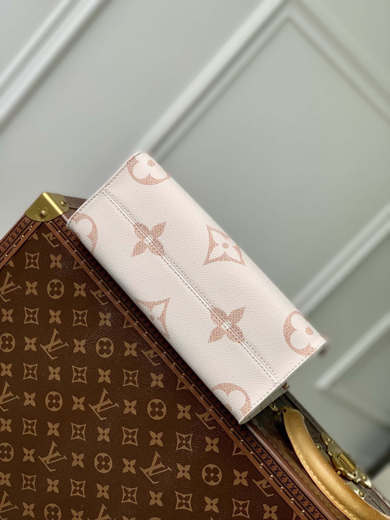 l0*is V*t0n onthego handbag-25*19*11.5 cm