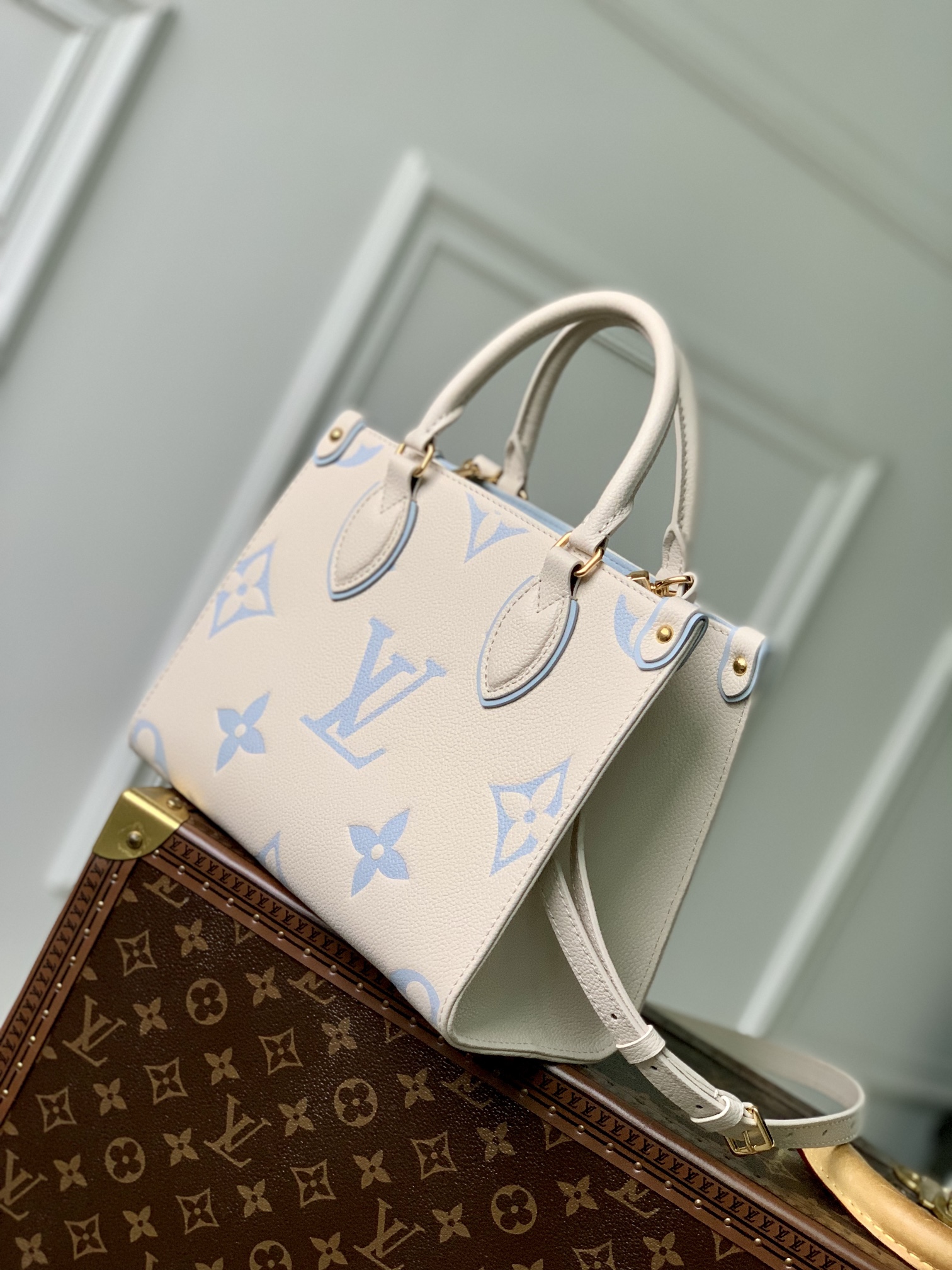 l0*is V*t0n onthego handbag-25*19*11.5 cm