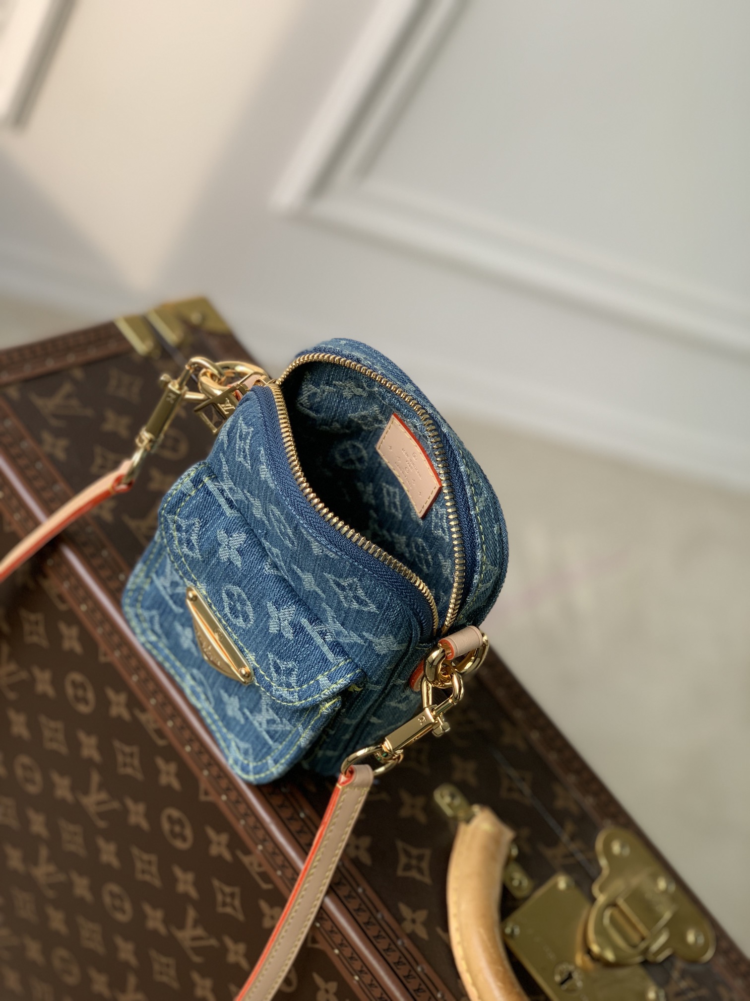 l0*is V*t0n fairfax pochette bag-14 x 18 x 2.7cm