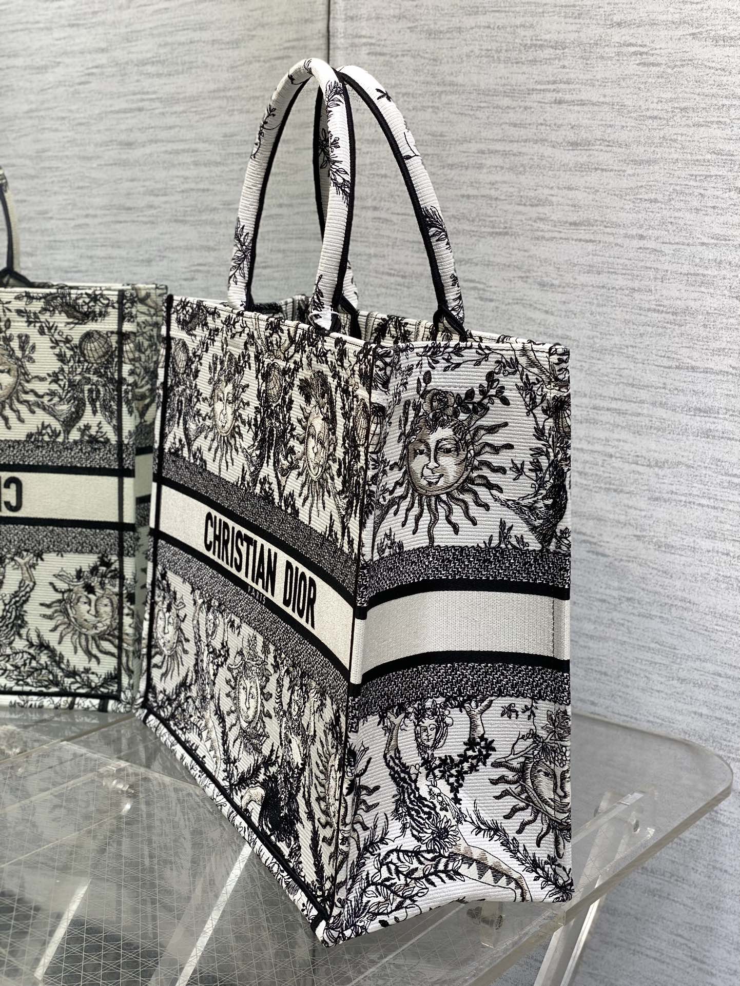 D*or book tote