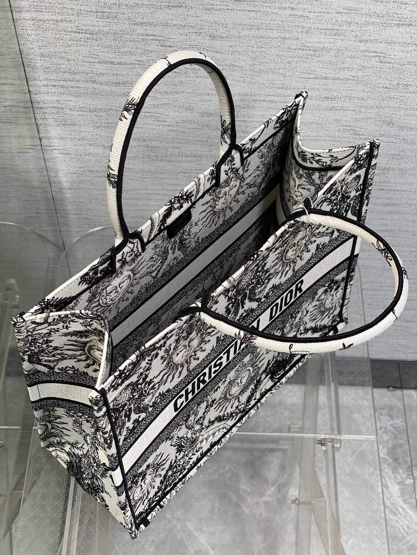 D*or book tote