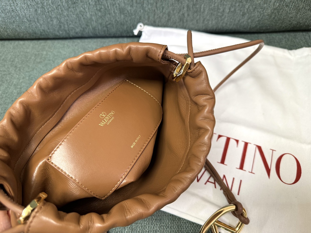 Va1e*ntin0 garavani vlogo pouf bag-20x17x8cm