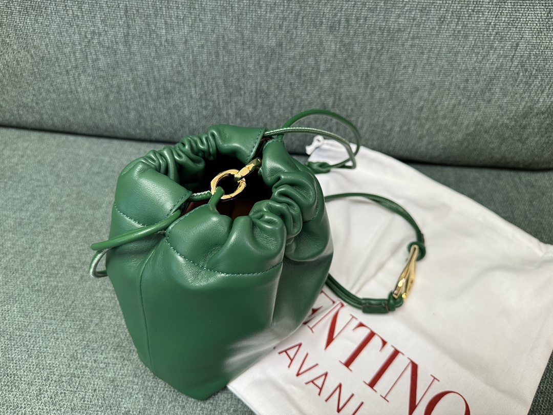 Va1e*ntin0 garavani vlogo pouf bag-20x17x8cm