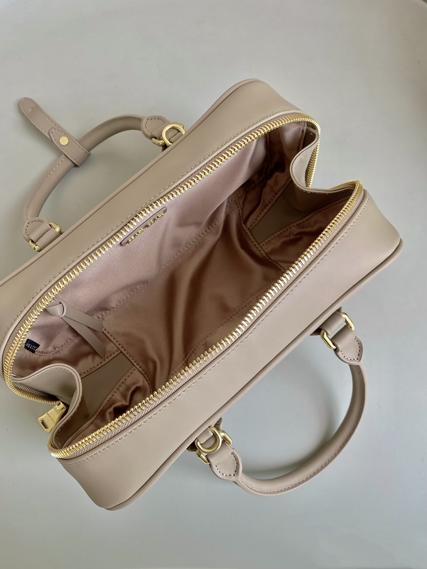 M*um*u ss24 softy padded bag-27×12×9cm