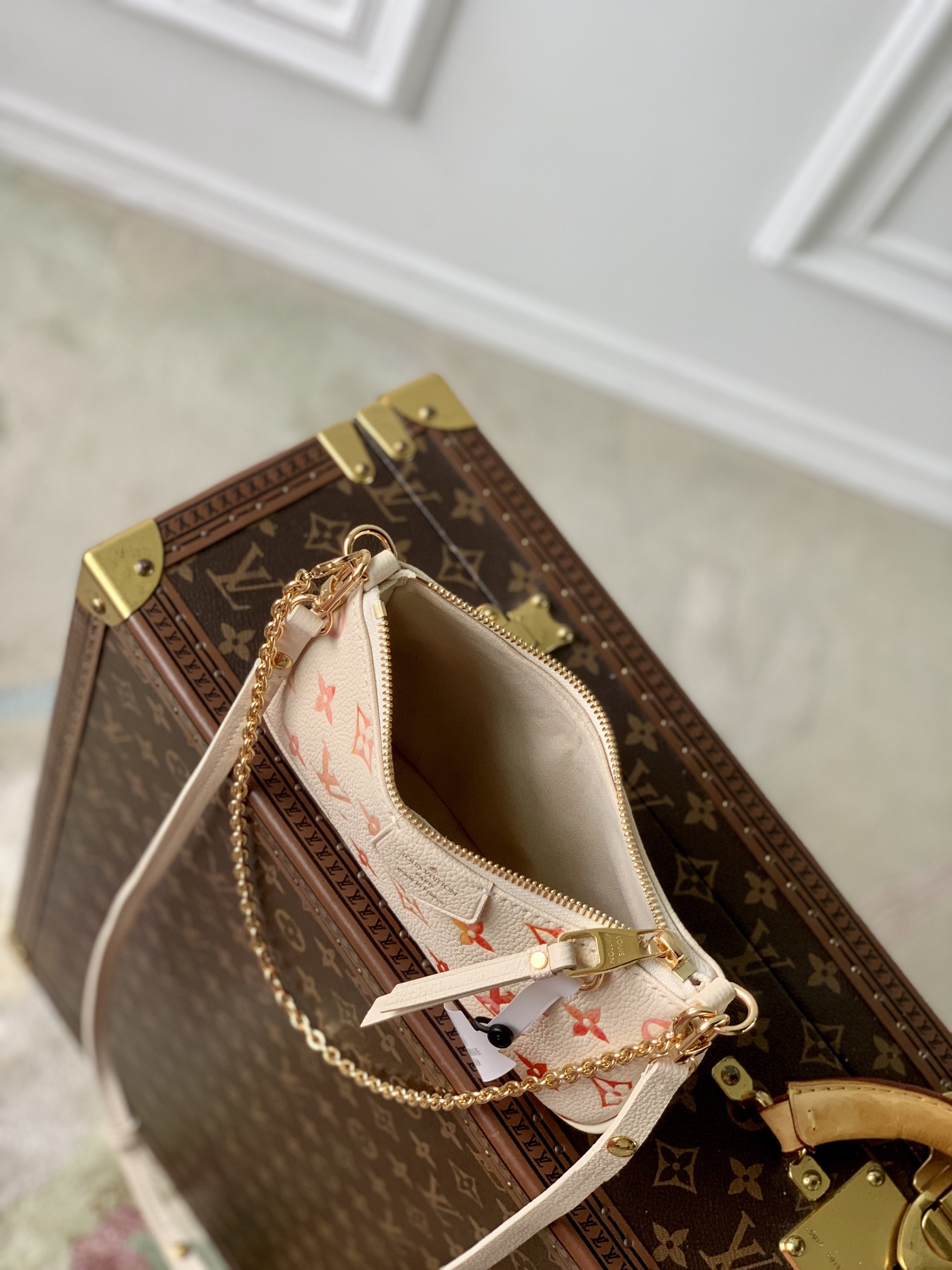 l0*is V*t0n easy pouch on strap-19x11.5x3cm