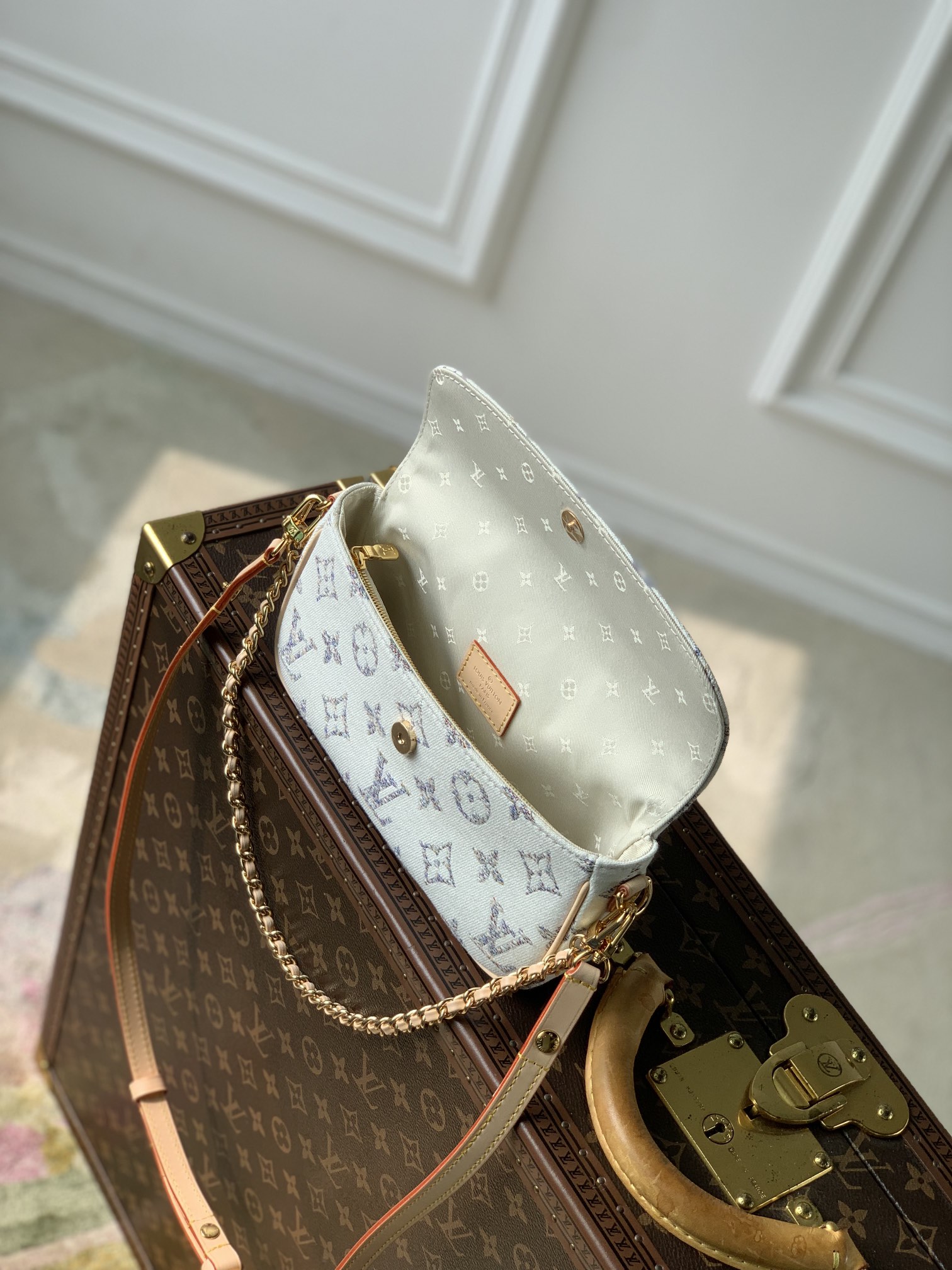 l0*is V*t0n wallet on chain ivy-23.5 x 12.0 x 4.3 cm