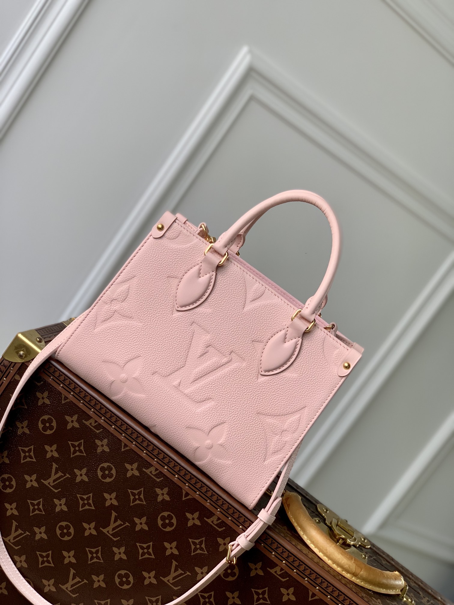 l0*is V*t0n onthego handbag-25*19*11.5 cm