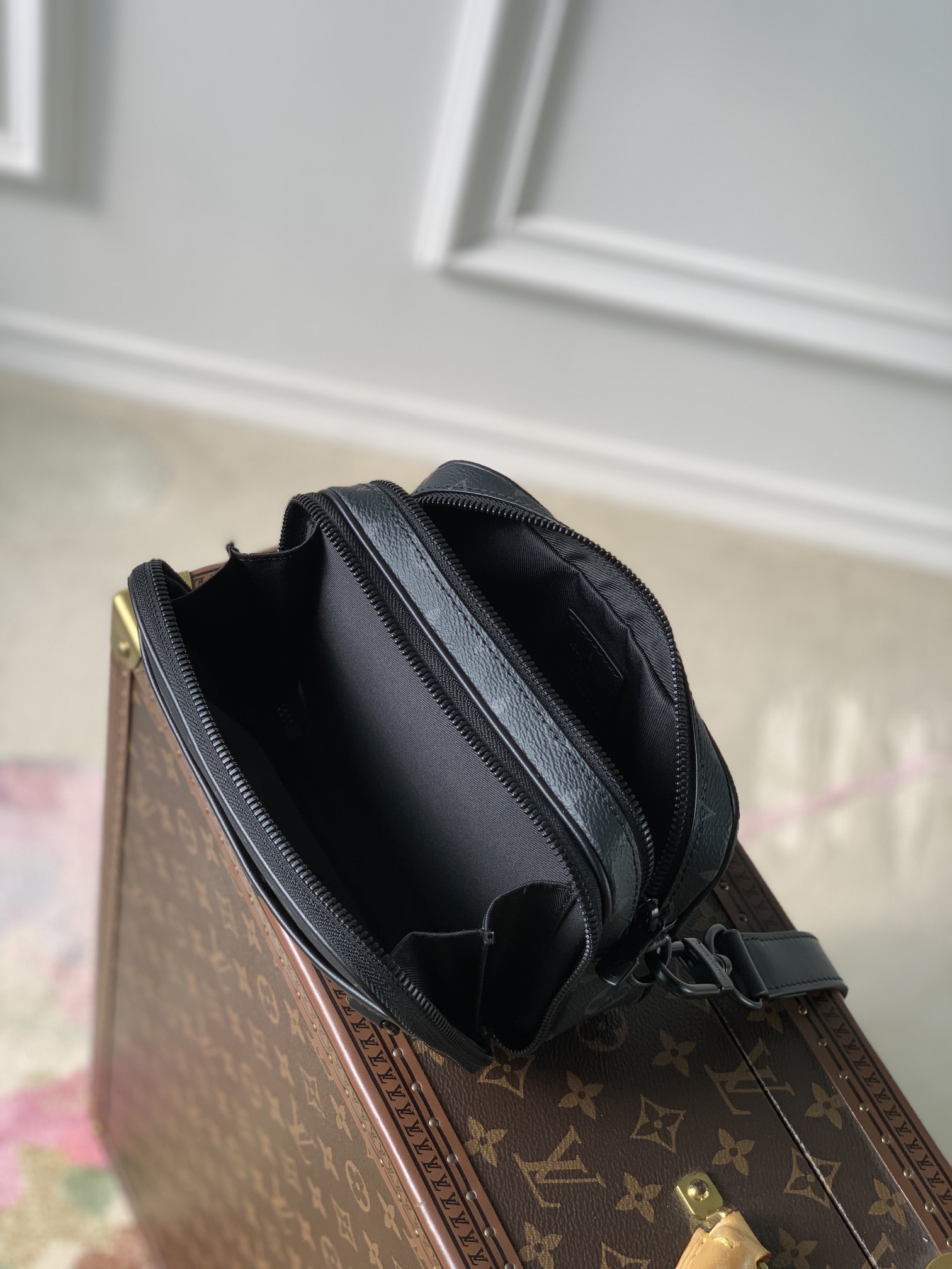 l0*is V*t0n neo alpha bag- m8254-11.0 x 18.5 x 6.5cm