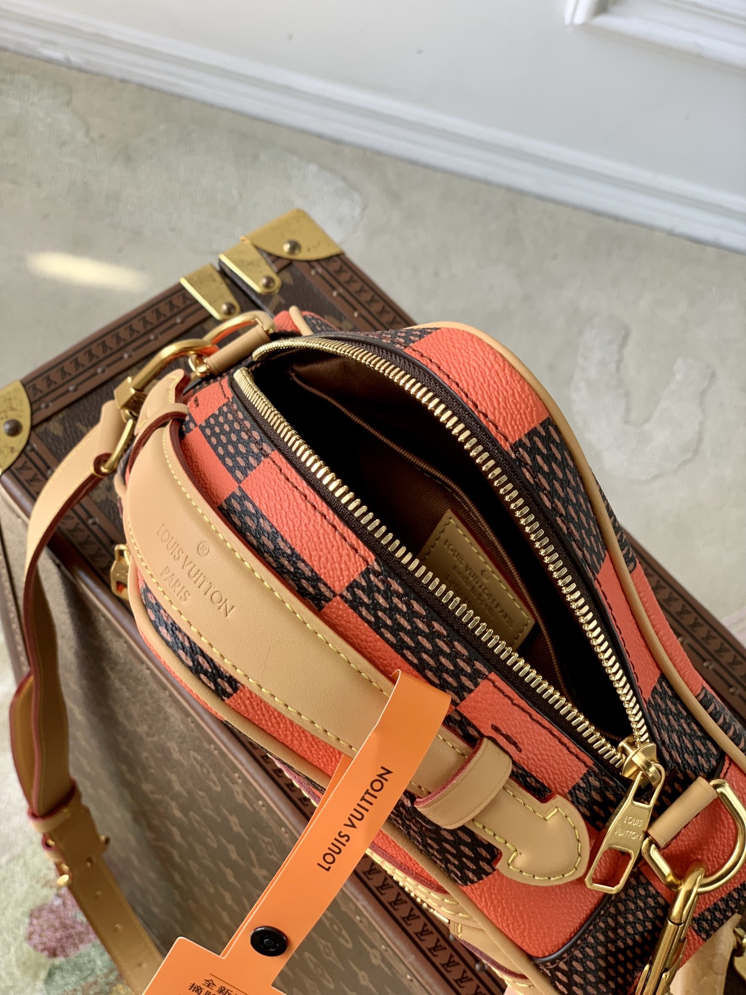 l0*is V*t0n chess messenger bag-24 x 24 x 8cm
