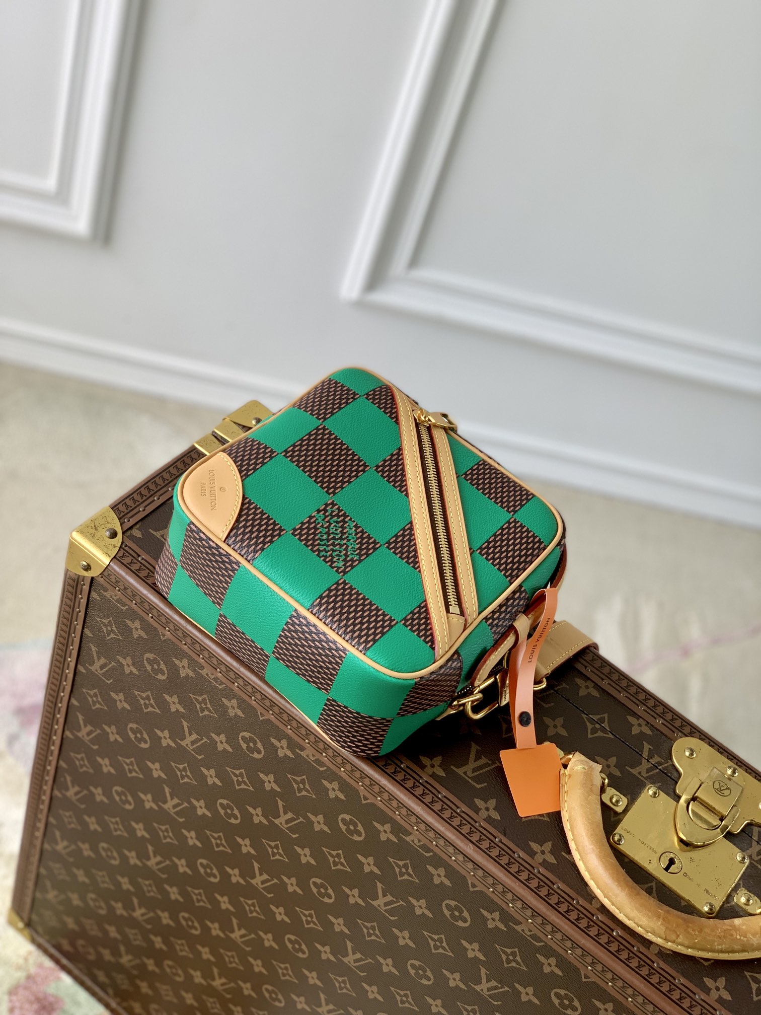 l0*is V*t0n chess messenger bag-24 x 24 x 8cm
