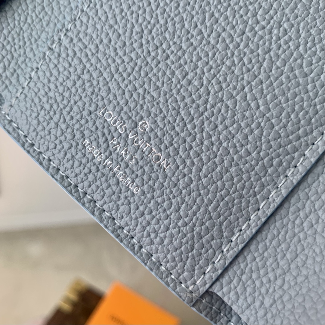 l0*is V*t0n wallet-9 x 11.5 x 1.5cm
