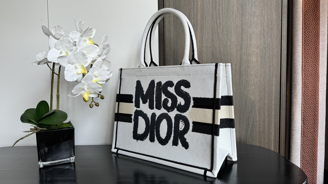 D*or small book tote-36.5cm