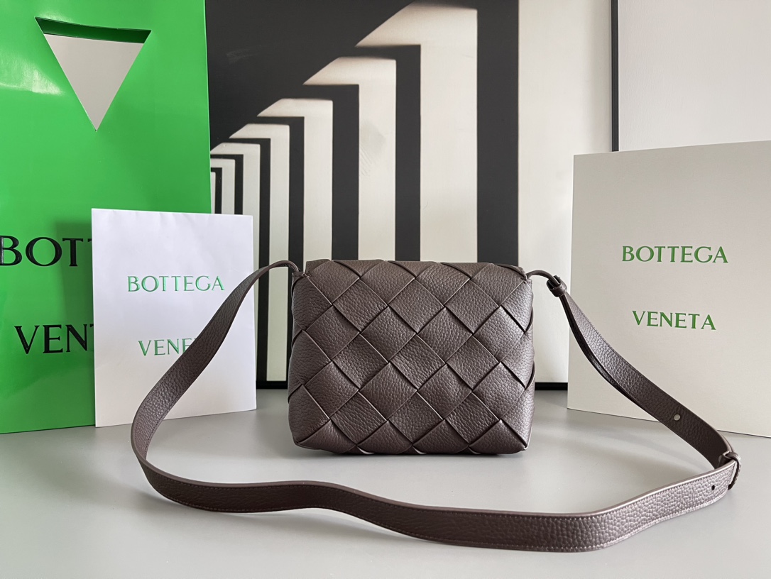 b0tte*a Ven*ta diago pouch-25x16.5x2cm