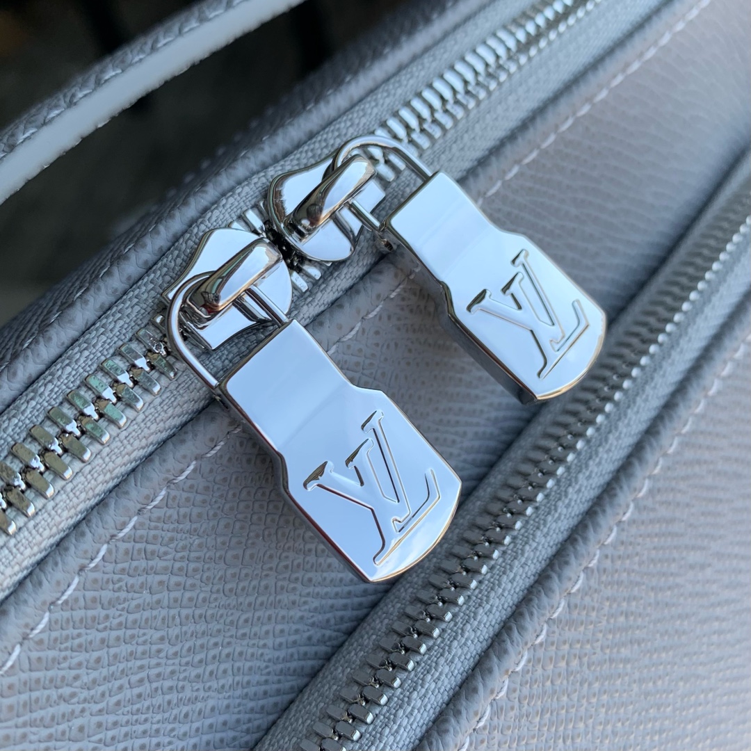 l0*is V*t0n avenue bag-22.5 x 15.5 x 7.5cm