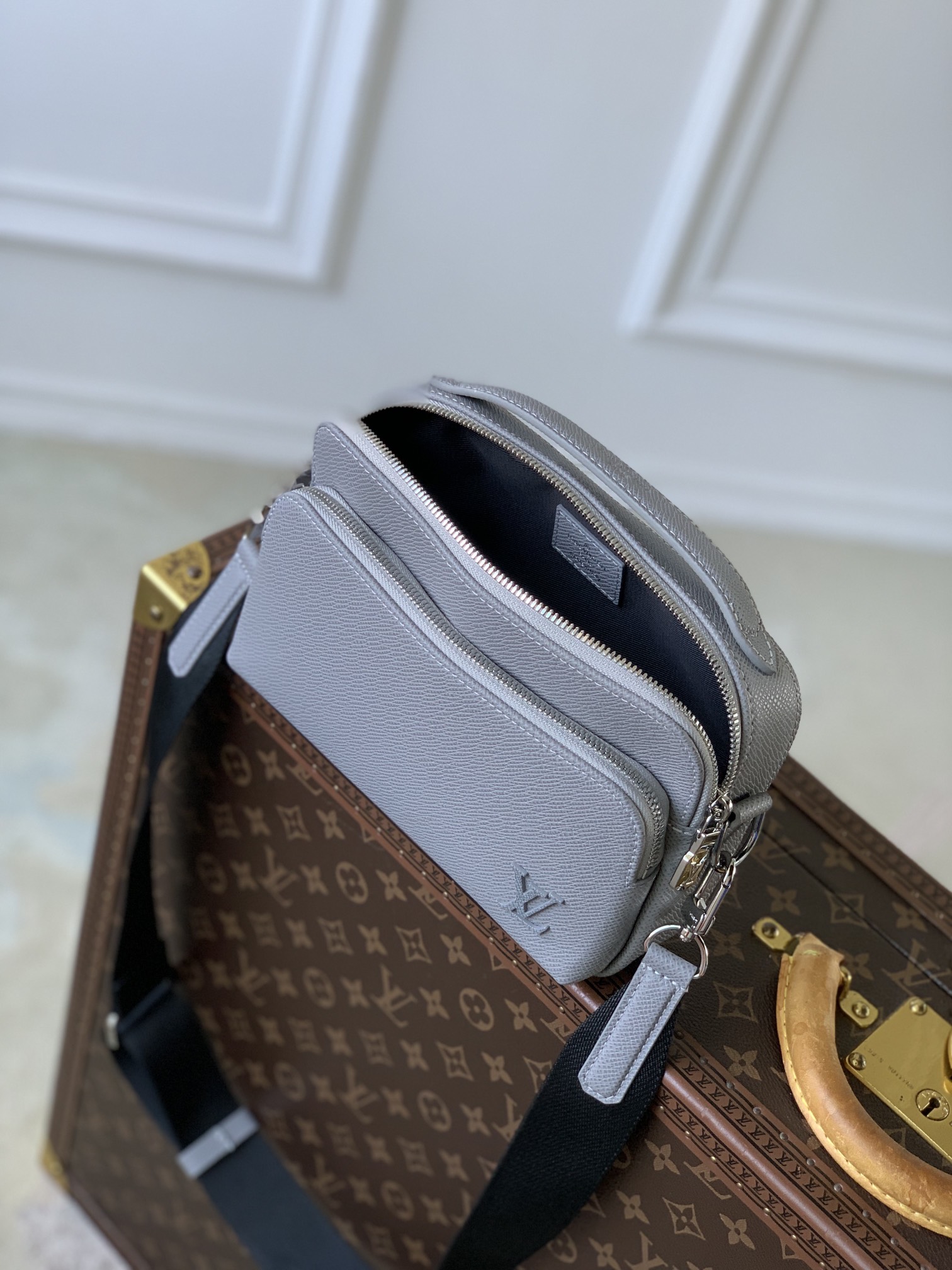 l0*is V*t0n avenue bag-22.5 x 15.5 x 7.5cm