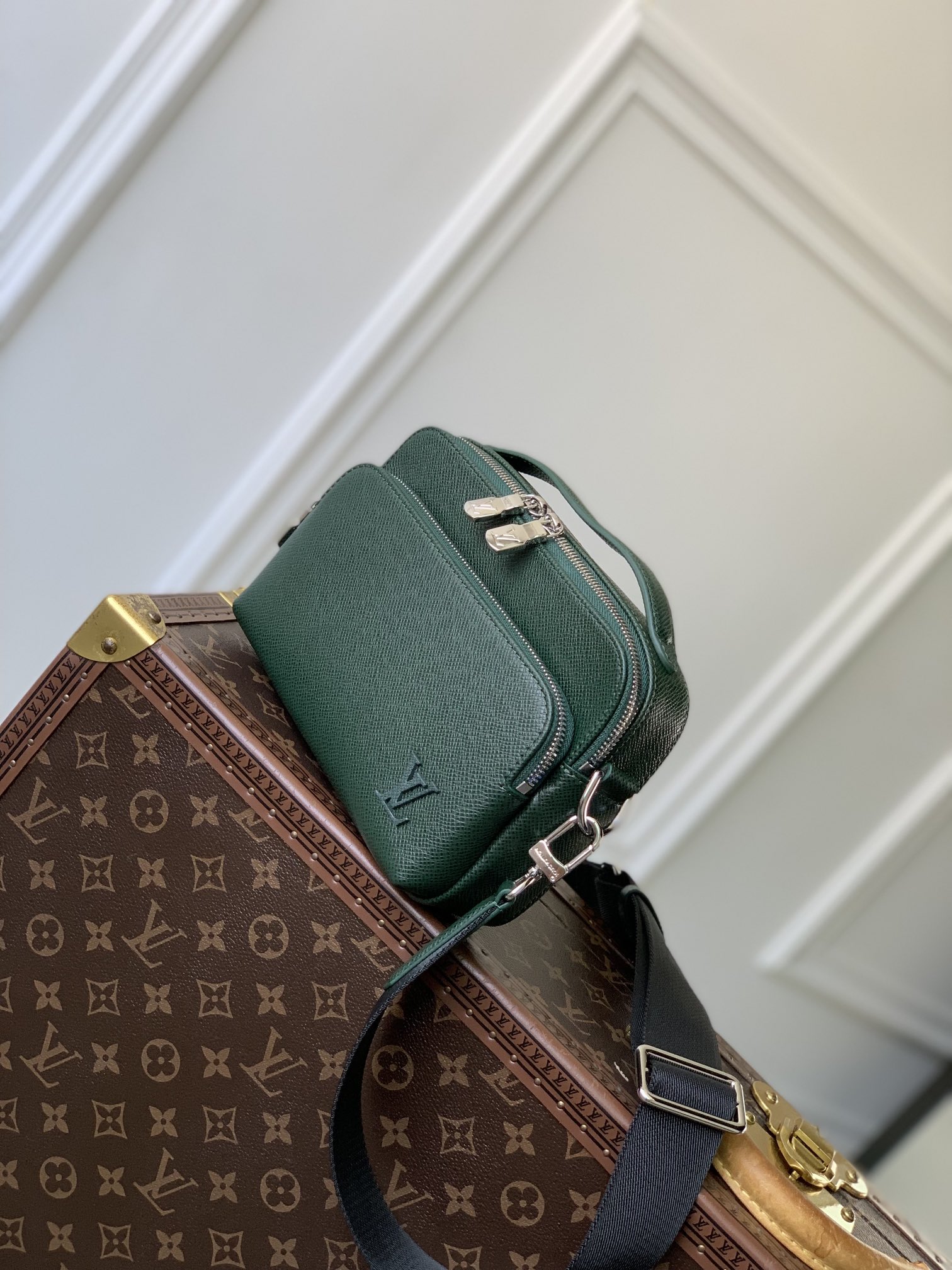 l0*is V*t0n avenue bag-22.5 x 15.5 x 7.5cm