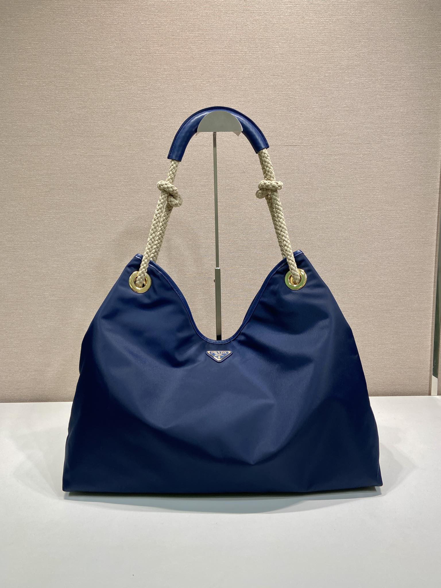Pra*a women