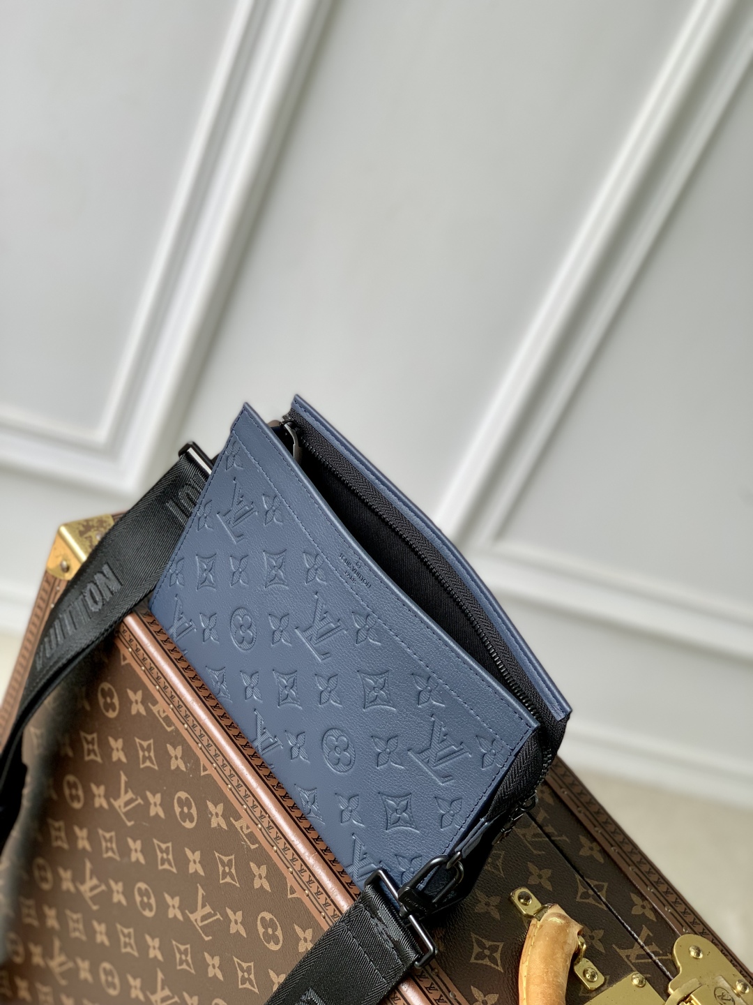 l0vis Vvtt0n m81115 gaston wearable wallet -22*14.5*4.5m