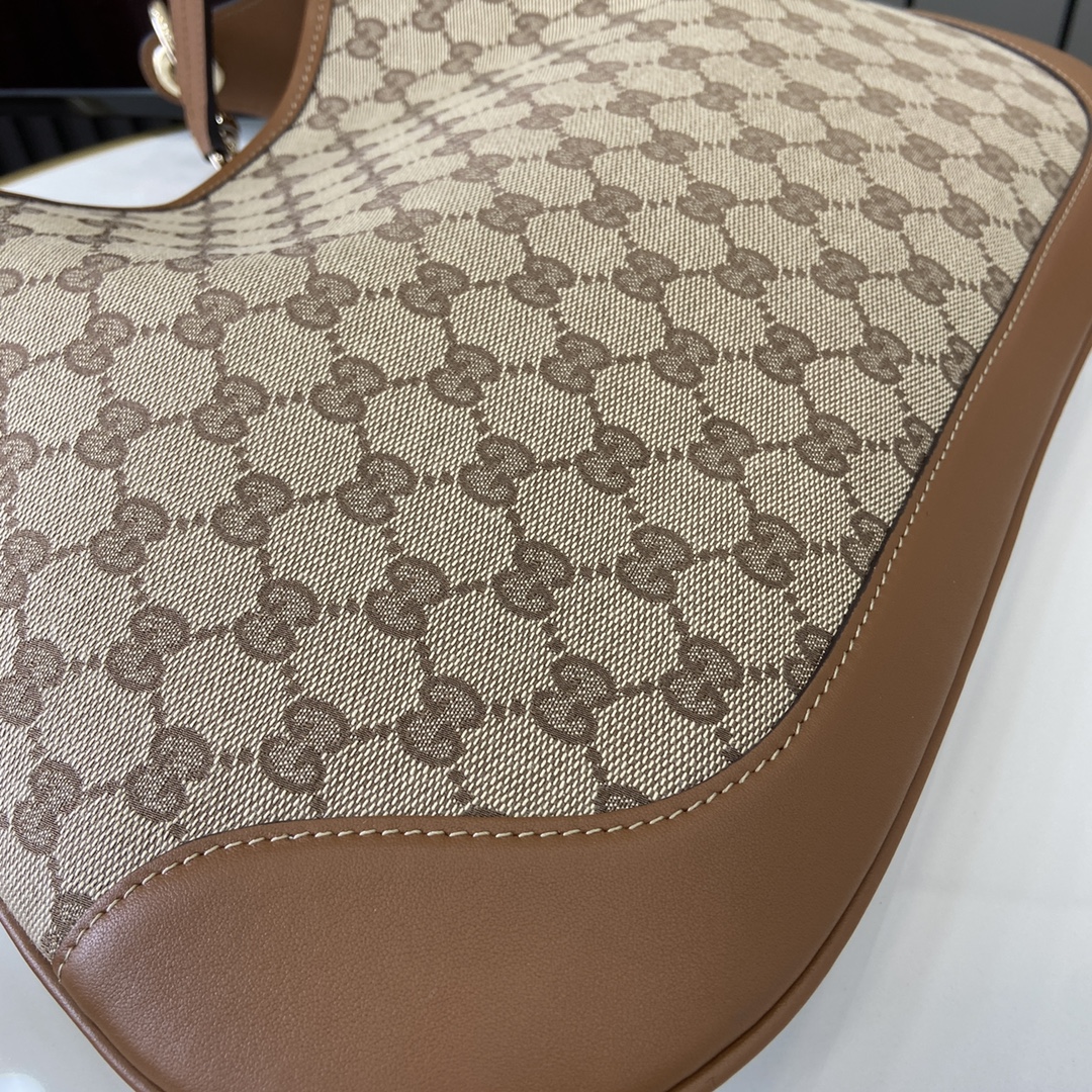 Gvc*1 body shoulder bag-42*36*2cm